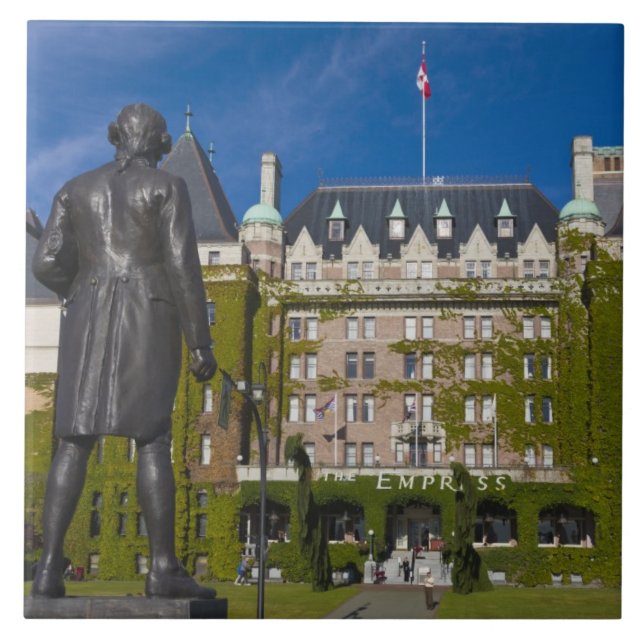 Carreau Hôtel Empress et statue du capitaine James Cook, (Devant)