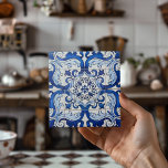 Carreau Indigo Blue Portugais Lisbonne Azulejo Décor<br><div class="desc">Motif portugais Azulejo en bleu et blanc transporté à la surface d'un carrelage, en préservant son histoire et sa tradition. L'azulejo est une forme de carrelage en céramique peint en portugais ou en espagnol, émaillé d'étain. Il est devenu un aspect typique de la culture portugaise. Le Portugal a importé des...</div>