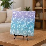 Carreau Iridescente Pastel Purple Turquoise Ombre élégant<br><div class="desc">Elégant design de carreaux décoratifs avec des ornements blancs sur un arrière - plan irisé pastel violet à dégradé turquoise.</div>