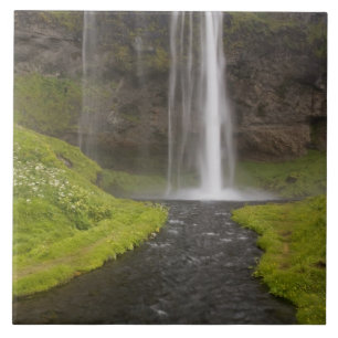 Carreau Islande. Personnes sur le sentier derrière Seljala