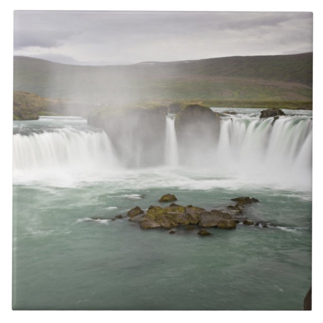 Carreau Islande. Vue sur les chutes de Godafoss sur la (Devant)
