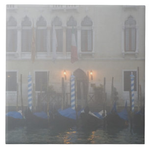 Carreau Italie, Venise. Une rangée de gondoles vues à trav