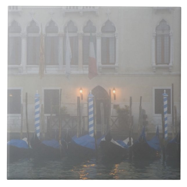 Carreau Italie, Venise. Une rangée de gondoles vues à trav (Devant)
