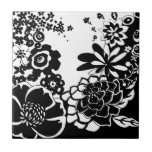 Carreau Jardin floral noir et blanc Motif graphique<br><div class="desc">Un motif graphique qui présente une scène de jardin floral noir et blanc,  créé par Chariklia Zarris. Même avec seulement deux couleurs,  le tableau est presque écrasant dans sa beauté. Offrez-vous le cadeau d'une exquise exposition florale en achetant cette impression dès aujourd'hui!</div>