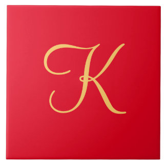 Carreau K initial de couleur or sur arrière - plan rouge s