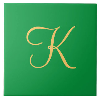 Carreau K initial de couleur or sur arrière - plan vert so