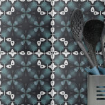 Carreau Kaleidoscopic bleu gris noir Motif Abstrait<br><div class="desc">Ce carrelage décoratif en céramique est une belle oeuvre d'art qui ajoutera une touche d'élégance à toute pièce. Le carrelage présente un motif extensible de formes géométriques dans les tons bleu et gris, disposées de manière symétrique pour créer un effet kaléidoscope fascinant. L'arrière - plan noir fait ressortir les formes...</div>