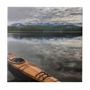 Carreau Kayak en bois sur le rivage du lac Beaver