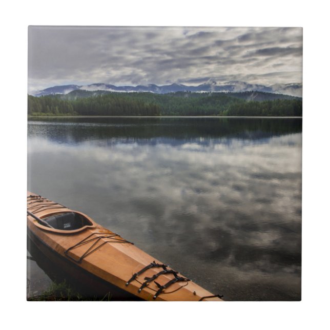 Carreau Kayak en bois sur le rivage du lac Beaver (Devant)