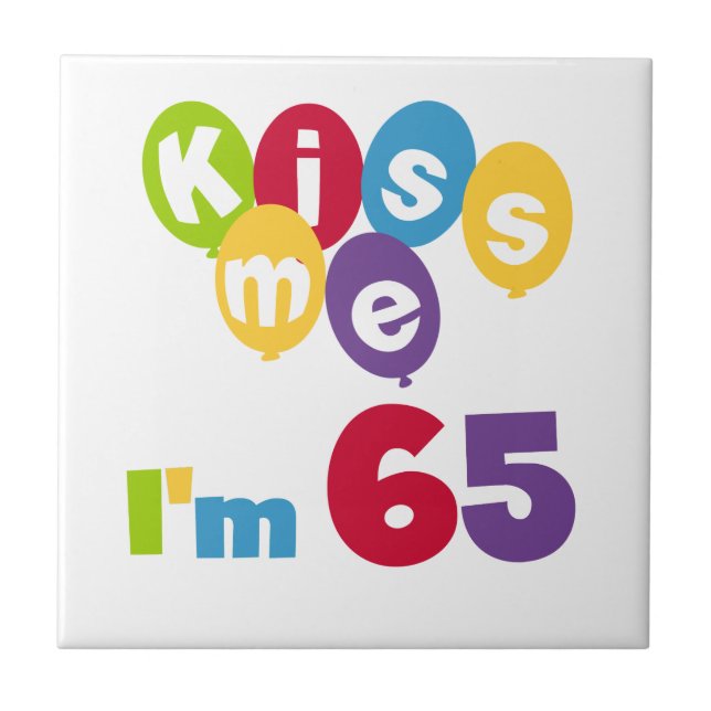 Carreau Kiss Me I'm 65 Anniversaire T-shirts et cadeaux (Devant)