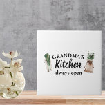 Carreau La cuisine moderne de grand-mère est toujours ouve<br><div class="desc">Bienvenue dans la cuisine de grand-mère, où l'amour et la chaleur sont toujours au menu ! Dégustez votre grand-mère préférée avec ce cadeau de charme de Zazzle. Que ce soit pour la Fête des Mères, son anniversaire, ou juste pour témoigner de sa gratitude, cet article réfléchi va certainement lui apporter...</div>