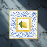 Carreau "La Dolce Vita" Lemon Méditerranéen Design italien<br><div class="desc">Apportez une touche d'élégance méditerranéenne à votre thème mariage "La Dolce Vita" avec ce magnifique design de tuiles. Doté d'un citron jaune vif encadré d'accents dorés et entouré d'un motif en feuilles bleues classique, ce design polyvalent est parfait pour un décor mariage, une signalisation ou des pâtés de maison. Idéal...</div>