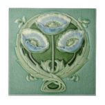 Carreau La floraison des pavots verts bleus doux de Repro<br><div class="desc">Reproduction ancienne d'un carrelage Art nouveau moulé vers 1900 avec trois pavots aux teintes pastel douces,  vert et bleu.  Le carrelage a l'air aussi tridimensionnel que l'original,  mais celui-ci est en fait imprimé en trompe l'oeil qui capture tous les détails sculptés de l'original sur un carrelage lisse et plat.</div>