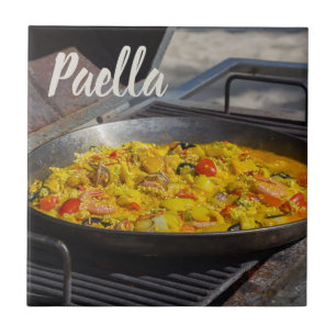 Carreau La paella est cuite sur un cadeau grill pour le ch