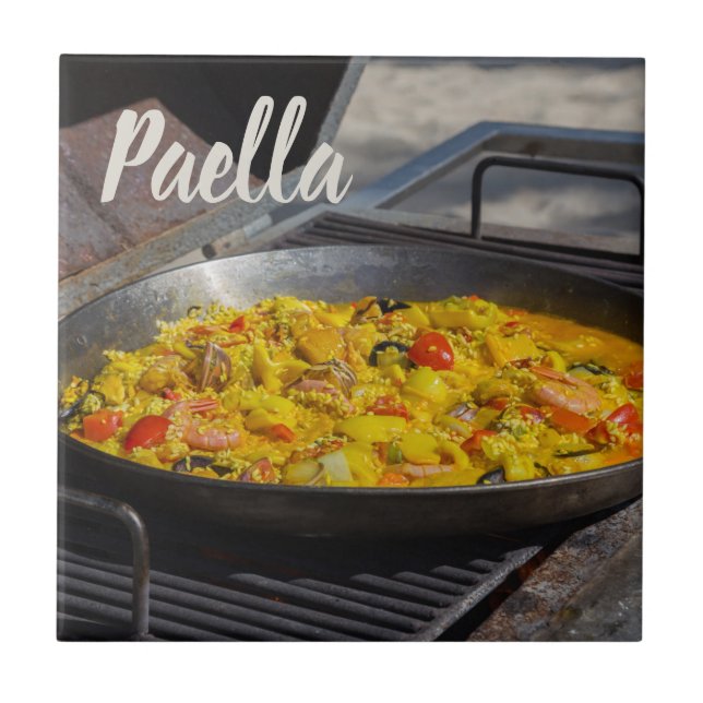 Carreau La paella est cuite sur un cadeau grill pour le ch (Devant)