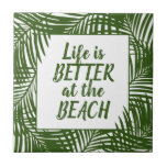 Carreau La vie est meilleure au Beach Palm Leaf Motif<br><div class="desc">"La vie est meilleure à la plage", citation sur un motif mod en feuille de palmier dans un vert vif profond. Remplacez le texte par votre plage préférée ou votre devis de vacances d'été pour une plage tropicale tuile inspirée de la vie de la plage pour votre salle de bain...</div>