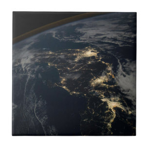 Carreau La Ville Éclairait Le Japon La Nuit.