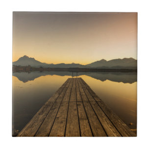 Carreau Lac Hopfen avec une jetée et des montagnes d'Alpe