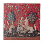 Carreau Lady et Unicorne Vue de la Tapisserie Médiévale<br><div class="desc">La dame et les tapisseries de licorne présentent une dame médiévale dans différentes poses, chacune représentant l'un des cinq sens, et une sixième scène avec des mots sur la tente Mon Seul Désir (mon seul désir). Étant parmi les oeuvres médiévales les plus célèbres du monde, ces objets de licorne ajoutent...</div>