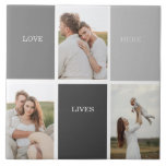 Carreau L'amour vit ici | Cadeau Famille Trois Photo<br><div class="desc">Présentant un cadeau chaleureux et personnalisé qui célèbre l'essence de la famille, avec un cadre gris magnifique orné d'une citation touchante "Love Lives Here" et trois photos chères. Chaque fois que le récipiendaire aura un aperçu de ce don remarquable, son coeur sera rempli de bons souvenirs et d'une profonde reconnaissance...</div>