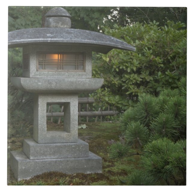 Carreau Lantern en pierre éclairé dans le jardin japonais (Devant)