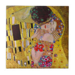 Carreau Le baiser de Gustav Klimt, Art Nouveau Vintage<br><div class="desc">Le tableau ultime de l'amour, un beau design pour célébrer la Saint Valentin avec! The Kiss (détail) (1907-1908) de Gustav Klimt est un symbole de l'époque victorienne vintage de l'amour d'art et de la peinture romantique mettant en scène un couple romantique dans différentes nuances d'or, motifs et symboles, partageant un...</div>