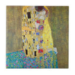 Carreau Le baiser de Gustav Klimt, Art Nouveau Vintage<br><div class="desc">Le Kiss (Der Kuss) (1907/08) de Gustav Klimt est probablement son oeuvre la plus célèbre. Klimt a commencé à y travailler en 1907 et c'est le point culminant de sa soi-disant "période d'or". The Kiss est une vintage peinture d'amour et d'amour de l'époque victorienne Symbolisme mettant en vedette un couple...</div>