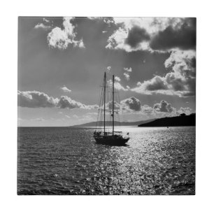 Carreau Le ciel dramatique Cool au-dessus du yacht en mer