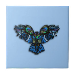 Carreau Le hibou étend les ailes sur le bleu ciel