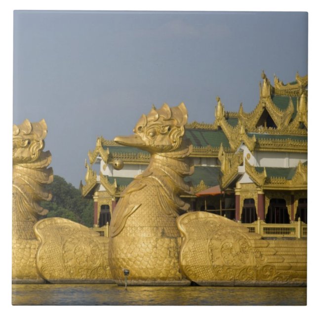 Carreau Le Karaweik Hall est un point de repère de Yangon, (Devant)