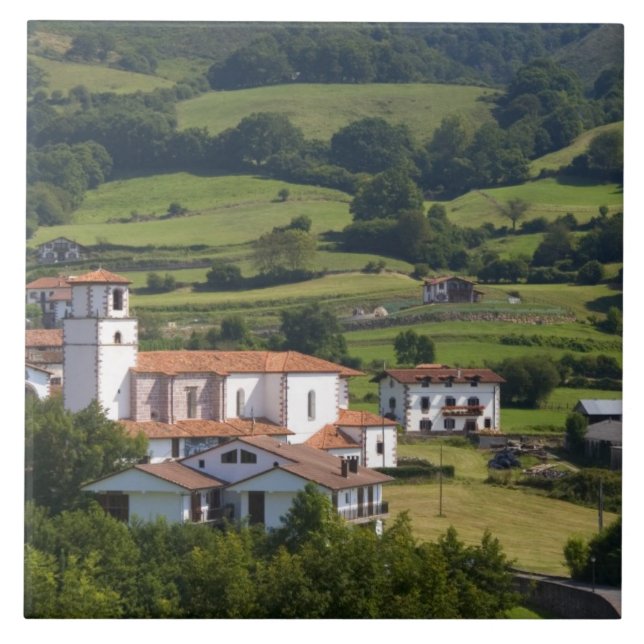 Carreau Le village d'Amaiur dans la vallée de Baztan (Devant)