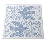 Carreau Les colombes de la paix Bleu et Blanc<br><div class="desc">L'art populaire des oiseaux bleus et blancs est une colombe pour la paix et l'espoir. Art original de Nic Squirrell.</div>