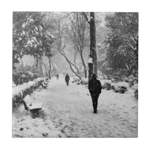 Carreau Les gens dans le parc pendant la journée d'hiver