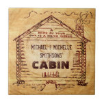 Carreau Log Cabine Personnalisé Faux Wood<br><div class="desc">Ce design cabine rustique et personnalisé a un look tourbillon et imitation bois qui devient plus clair au milieu. À l'intérieur du dessin cabine à l'ancienne - dérivé d'une publicité vintage du début des années 1900 - vous pouvez ajouter votre nom. Le mot "CABINE" peut aussi être remplacé par "HOME"...</div>