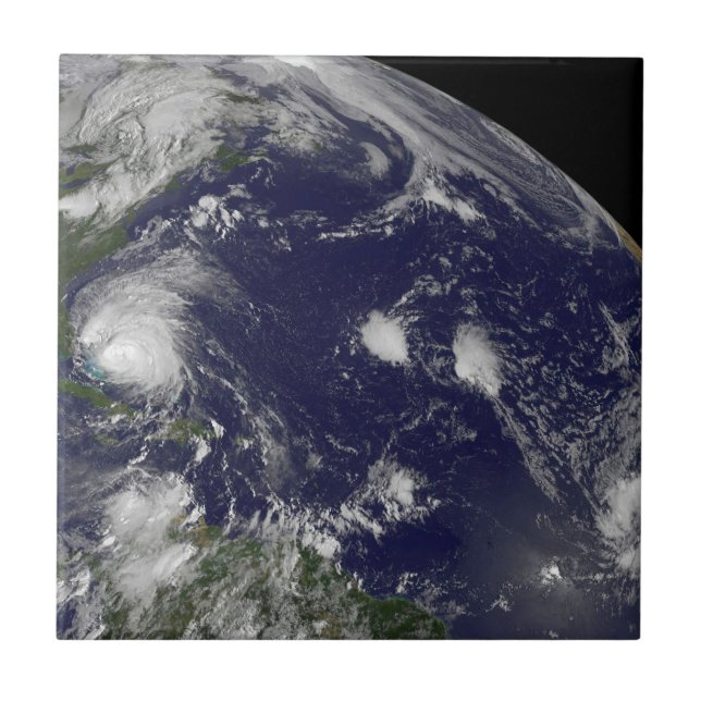 Carreau L'Ouragan Irene Traverse Les Bahamas. (Devant)