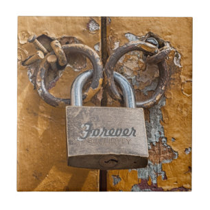 Carreau Love Lock sur la porte antique