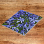 Carreau Lys bleu du Nil Agapanthus Floral<br><div class="desc">Carrelage en céramique avec photo des fleurs bleues en forme de cloche du Lily-du-Nil,  aussi connu sous le nom d'Agapanthus. Un joli design floral ! Sélectionnez votre taille de tuile. Fais un joli trivet de cuisine !</div>