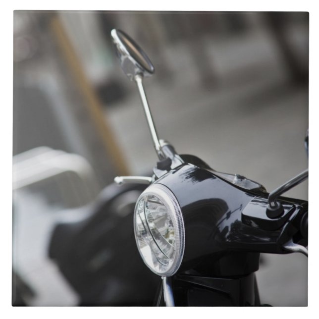 Carreau Madrid, scooter Vespa noir (Devant)