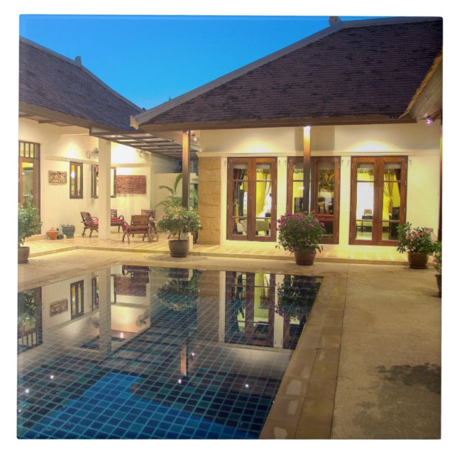 Carreau maison avec la piscine à Phuket, Thaïlande (Devant)