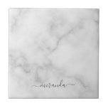 Carreau Marbre blanc de nom personnalisé de script moderne<br><div class="desc">Marbre blanc de nom personnalisé de script moderne avec nom personnalisé en caractères de caractères gris modernes sur arrière - plan en marbre blanc.

Parfait pour elle comme cadeau de vacances,  cadeau de ménage et cadeau pour toutes les occasions spéciales.</div>