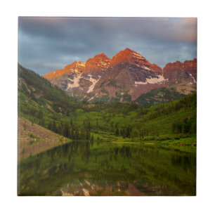 Carreau Maroon Bells se reflètent dans le calme du lac Mar