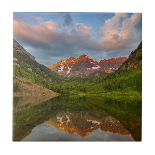 Carreau Maroon Bells se reflètent dans le lac Maroon calme (Devant)