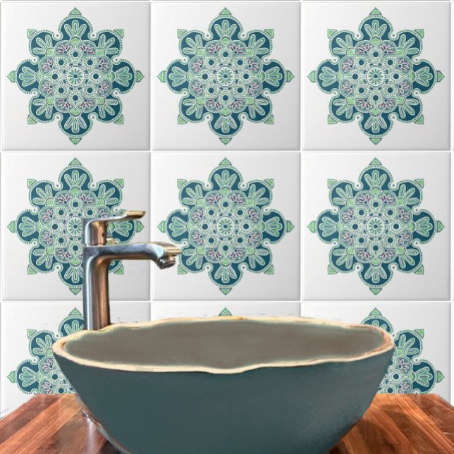 Carreau Médaillon en céramique avec verdure claire et turq (Green medallion tile  in bathroom.)