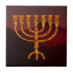 Carreau Menorah de Moshe<br><div class="desc">Une menorah enflammée à sept branches superposée à un arrière - plan montagneux foncé. Dans la Torah Moshe Rabbenu est dit : "Vous ferez une Menorah d'or pur, battu, la Menorah sera faite, sa base, sa branche, ses gobelets, ses boutons, et ses fleurs seront martelées de lui, " [Mot 25:31]...</div>