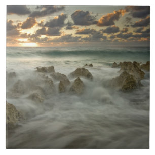Carreau Mer des Caraïbes, Îles Caïmans. Vagues déferlante