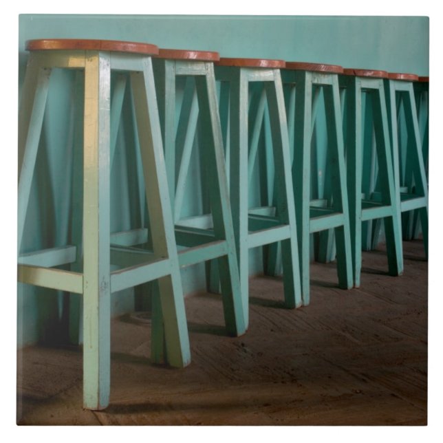 Carreau Mexique, Oaxaca, Tabourets de bar verts alignés le (Devant)