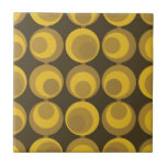 Carreau Milieu du siècle moderne Mustard Gold Retro Geo Mo<br><div class="desc">Design d'inspiration moderne du milieu du siècle avec un motif sans couture de cercles de moutarde dorée rétro sur un arrière - plan marron. Design moderne simple et propre. Créez votre propre motif personnalisé en téléchargeant une nouvelle image, ou utilisez le bouton "message" pour contacter le concepteur pour obtenir de...</div>