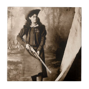 Carreau Miss Annie Oakley avec fusil, portrait photo vinta