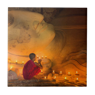 Carreau Moine priant près d'un Bouddha