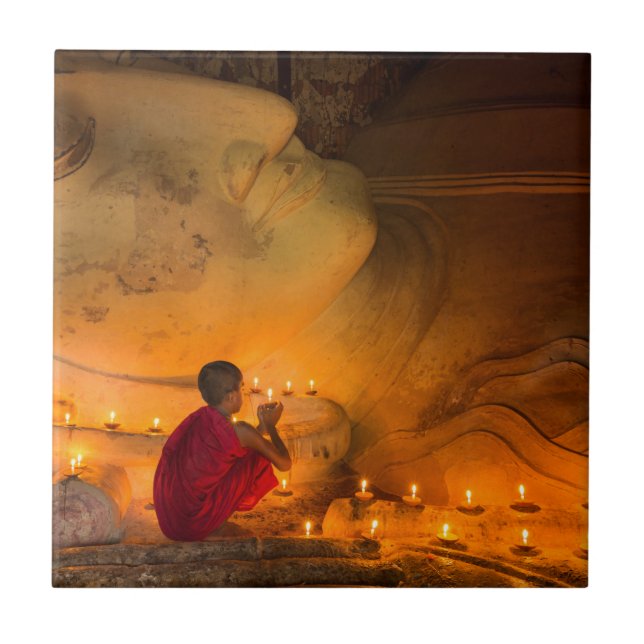 Carreau Moine priant près d'un Bouddha (Devant)
